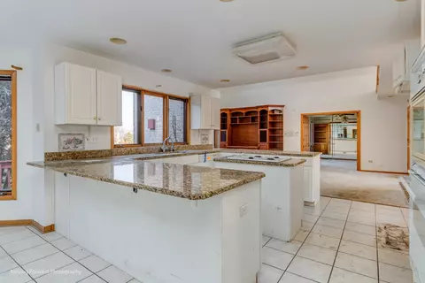 Kitchen - 3331 Santa Fe Trl, Olympia Fields, IL 60461 photo 5 of 8