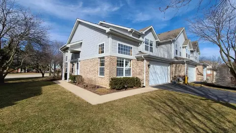 160 Castlewood Ct, Roselle, IL 60172