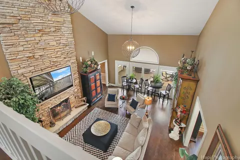 Living - 207 S Emerald Dr, Mchenry, IL 60051 photo 10 of 10