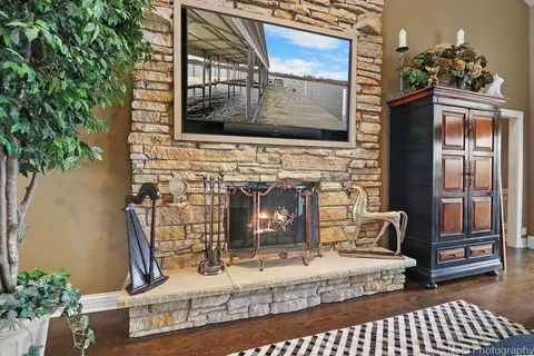 Living - 207 S Emerald Dr, Mchenry, IL 60051 photo 2 of 10