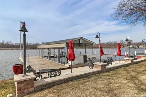 View/Area - 207 S Emerald Dr, Mchenry, IL 60051 photo 1 of 11
