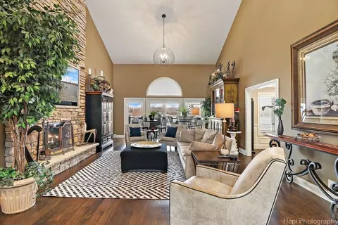 Living - 207 S Emerald Dr, Mchenry, IL 60051 photo 4 of 10