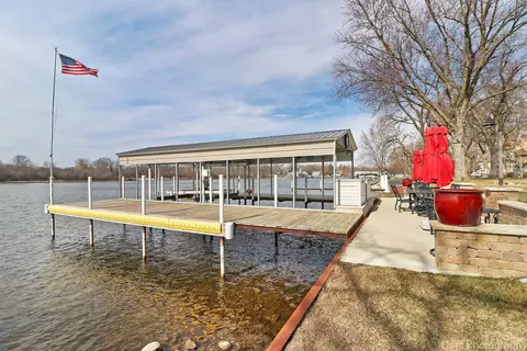 Exterior - 207 S Emerald Dr, Mchenry, IL 60051 photo 9 of 12