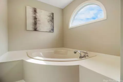 Bath - 207 S Emerald Dr, Mchenry, IL 60051 photo 5 of 6