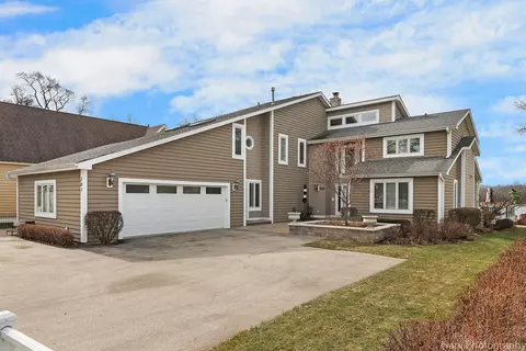 207 S Emerald Dr, Mchenry, IL 60051