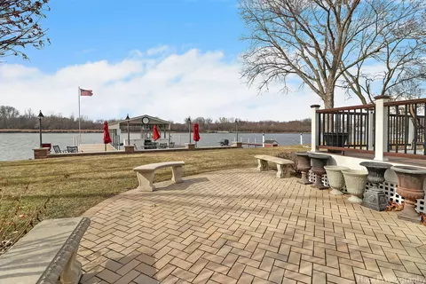 Exterior - 207 S Emerald Dr, Mchenry, IL 60051 photo 4 of 12