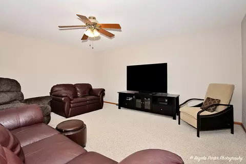 Living - 3606 Geneva Pl, Mchenry, IL 60050 photo 9 of 9