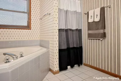 Bath - 3606 Geneva Pl, Mchenry, IL 60050 photo 3 of 4