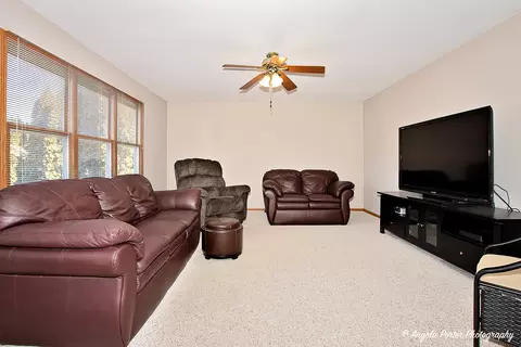 Living - 3606 Geneva Pl, Mchenry, IL 60050 photo 7 of 9