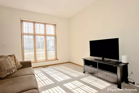 Living - 3606 Geneva Pl, Mchenry, IL 60050 photo 3 of 9