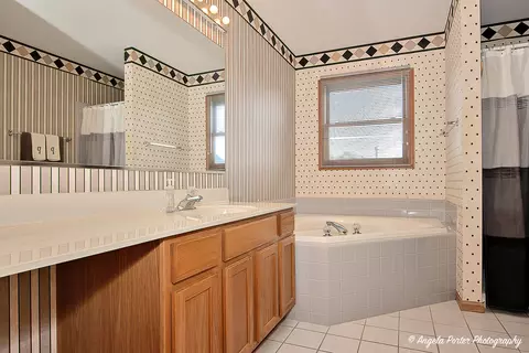 Bath - 3606 Geneva Pl, Mchenry, IL 60050 photo 2 of 4