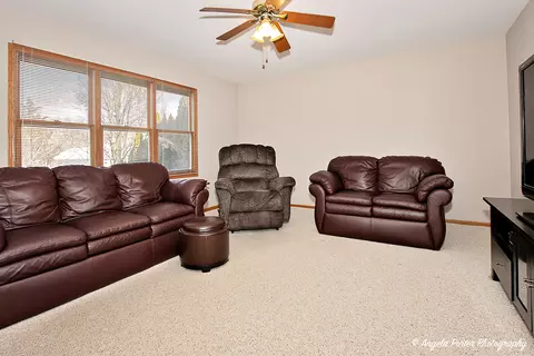 Living - 3606 Geneva Pl, Mchenry, IL 60050 photo 8 of 9