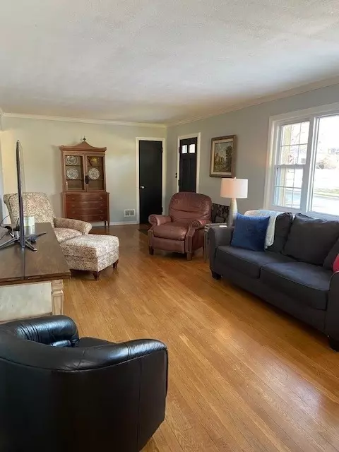 Living - 526 W Madison Ave, Wheaton, IL 60187 photo 2 of 2