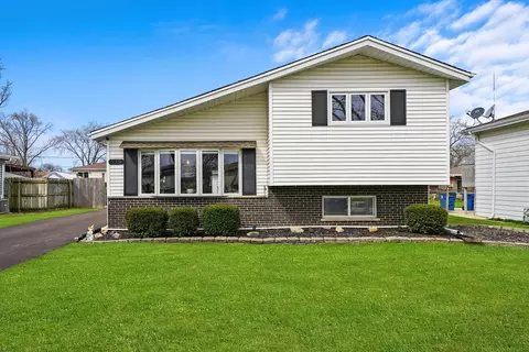 110 S Vista Ave, Addison, IL 60101