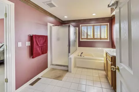 Bath - 1474 Anvil Ct, Bartlett, IL 60103 photo 2 of 3