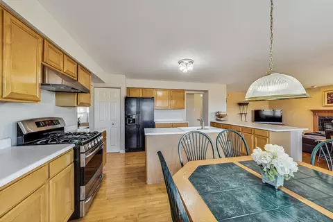 Dining - 1474 Anvil Ct, Bartlett, IL 60103 photo 4 of 5