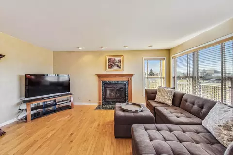 Living - 1474 Anvil Ct, Bartlett, IL 60103 photo 5 of 6