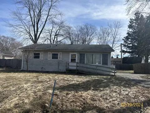 2403 Manor Ln, Mchenry, IL 60051