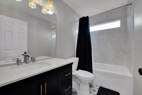 Bath - 1903 Heather Ln, Johnsburg, IL 60051 photo 3 of 4