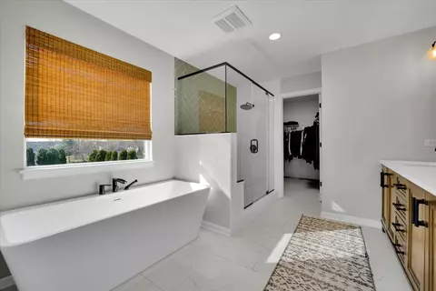 Bath - 1903 Heather Ln, Johnsburg, IL 60051 photo 2 of 4