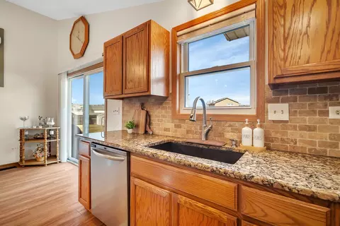 Kitchen - 2011 Great Falls Dr, Plainfield, IL 60586 photo 4 of 5