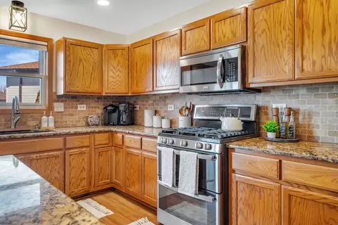 Kitchen - 2011 Great Falls Dr, Plainfield, IL 60586 photo 3 of 5