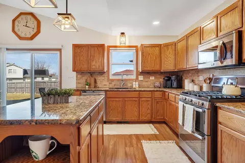 Kitchen - 2011 Great Falls Dr, Plainfield, IL 60586 photo 2 of 5