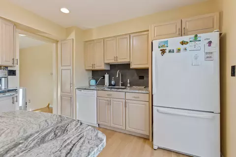 Kitchen - 4125 Mason Dr, Hoffman Estates, IL 60192 photo 4 of 4