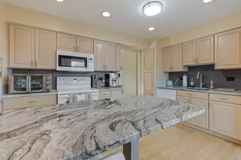 Kitchen - 4125 Mason Dr, Hoffman Estates, IL 60192 photo 3 of 4