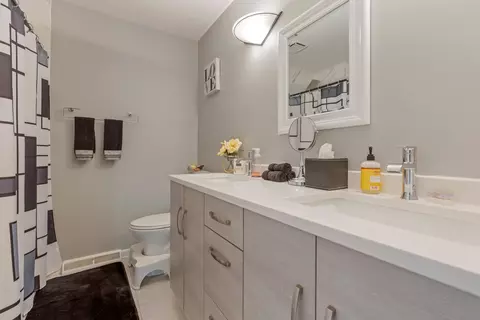 Bath - 4125 Mason Dr, Hoffman Estates, IL 60192 photo 2 of 3