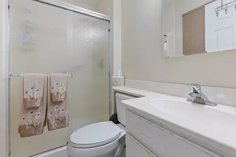 Bath - 4125 Mason Dr, Hoffman Estates, IL 60192 photo 1 of 3