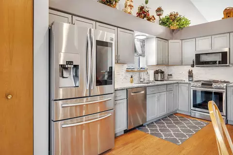 Kitchen - 2225 Willow Lakes Dr, Plainfield, IL 60586 photo 3 of 5