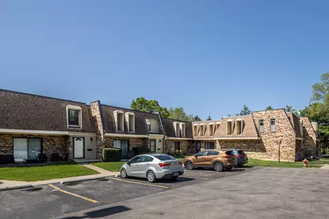 2128 Country Club Dr, Woodridge, IL 60517
