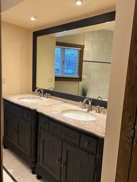 Bath - 280 Maplewood Rd, Riverside, IL 60546 photo 1 of 3