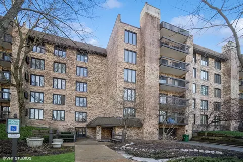 3741 Mission Hills Rd #212, Northbrook, IL 60062