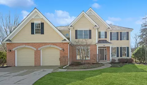 228 Carriage Hill Cir, Libertyville, IL 60048