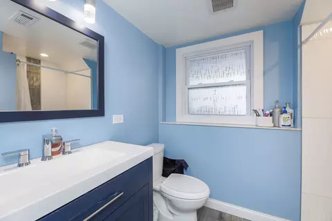 Bath - 2244 Kingston Dr, Wheaton, IL 60189 photo 2 of 2