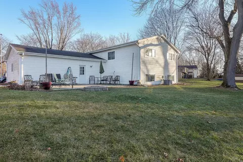 Exterior - 2244 Kingston Dr, Wheaton, IL 60189 photo 3 of 4