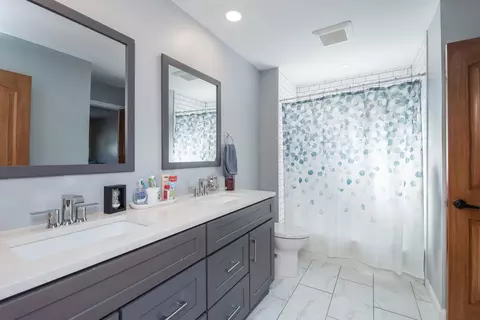 Bath - 2244 Kingston Dr, Wheaton, IL 60189 photo 1 of 2