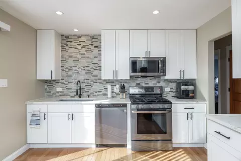 Kitchen - 2244 Kingston Dr, Wheaton, IL 60189 photo 2 of 3