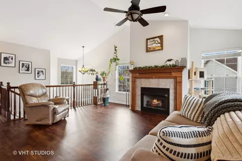 Bedroom - 336 Emerald Ln, Algonquin, IL 60102 photo 1 of 3