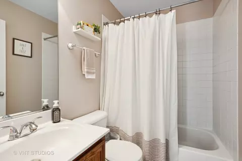Bath - 336 Emerald Ln, Algonquin, IL 60102 photo 3 of 4
