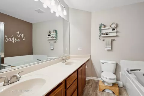 Bath - 336 Emerald Ln, Algonquin, IL 60102 photo 1 of 4