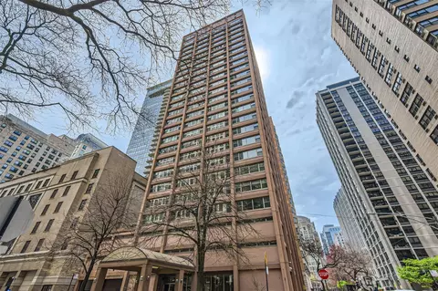 247 E Chestnut St #2101, Chicago, IL 60611
