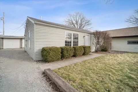 Exterior - 3022 Robert St, Bloomington, IL 61704 photo 2 of 5