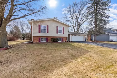 Exterior - 315 Hillcrest Dr, Algonquin, IL 60102 photo 3 of 12