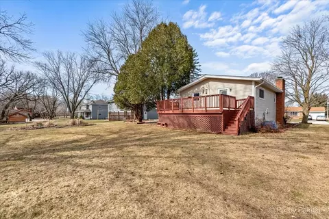 Exterior - 315 Hillcrest Dr, Algonquin, IL 60102 photo 10 of 12
