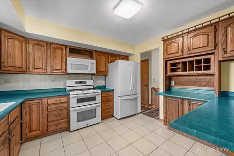 Kitchen - 315 Hillcrest Dr, Algonquin, IL 60102 photo 4 of 4