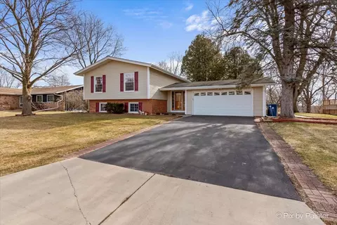 Exterior - 315 Hillcrest Dr, Algonquin, IL 60102 photo 2 of 12