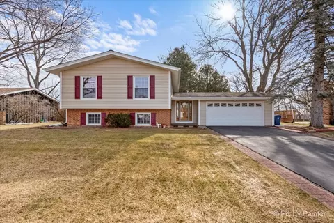 315 Hillcrest Dr, Algonquin, IL 60102